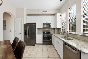 Large Eat-In Kitchen
