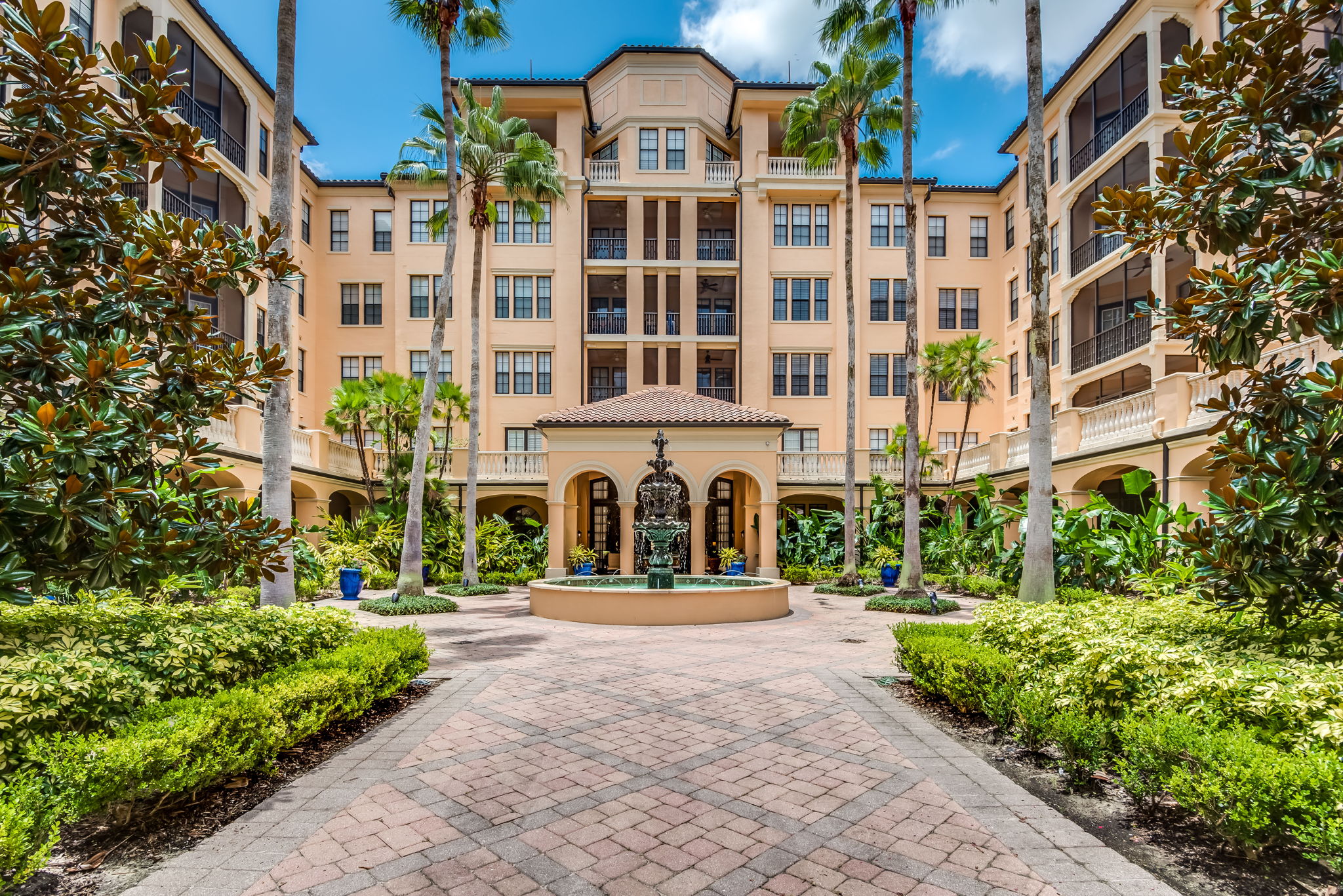 Mirasol Resident Palm Courtyard