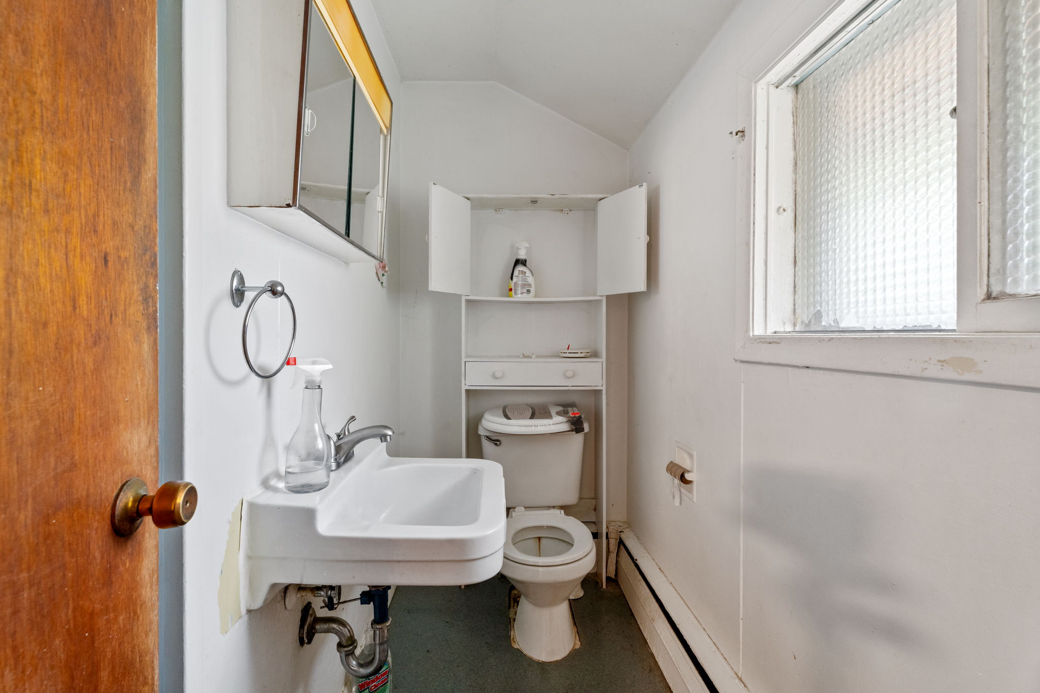 2nd floor apartment bathroom