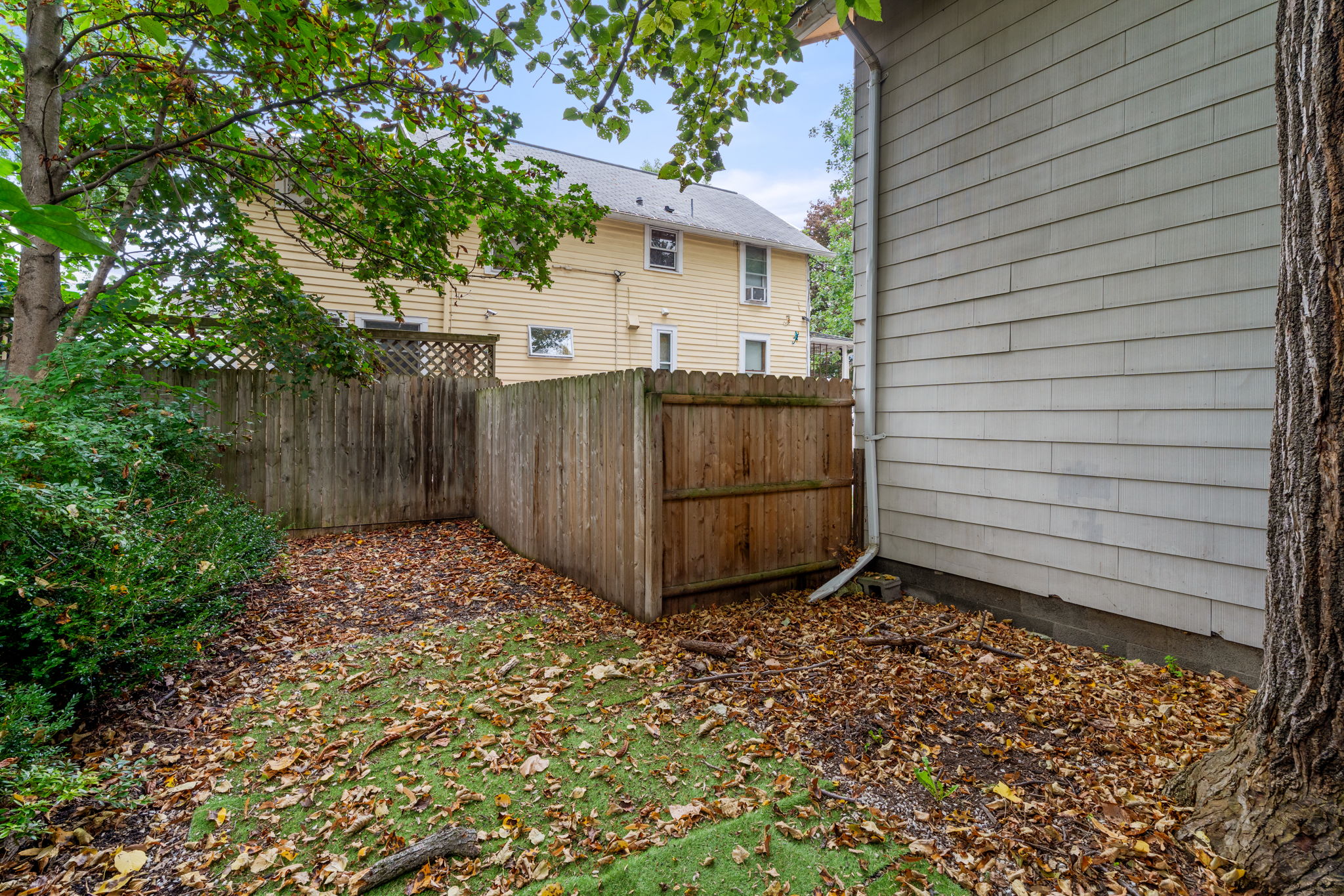 2nd floor apartment YARD