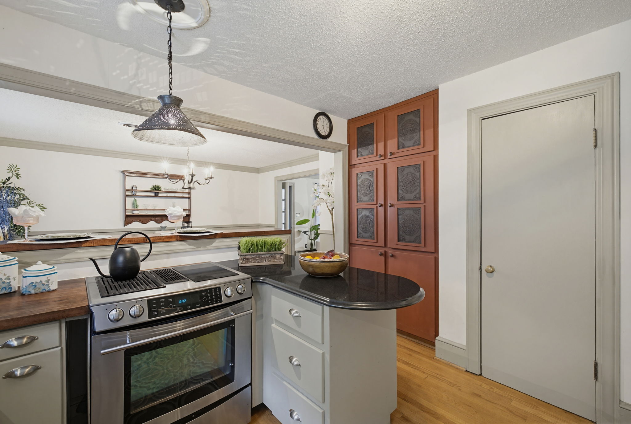502 W Hunter St-16