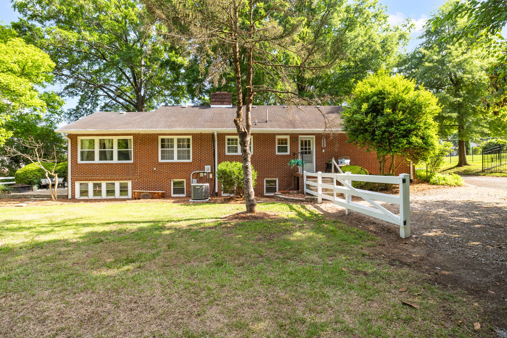 502 W Hunter St-34