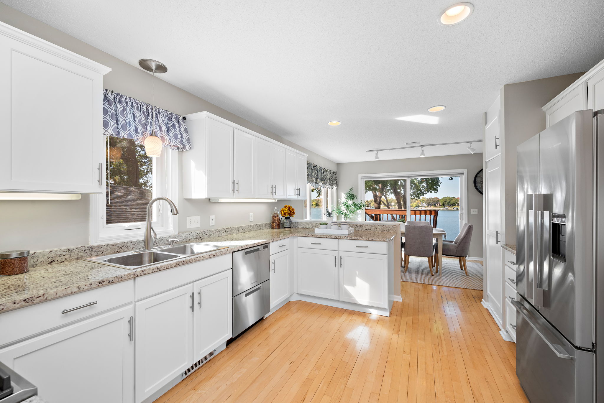 Open kitchen with Views!