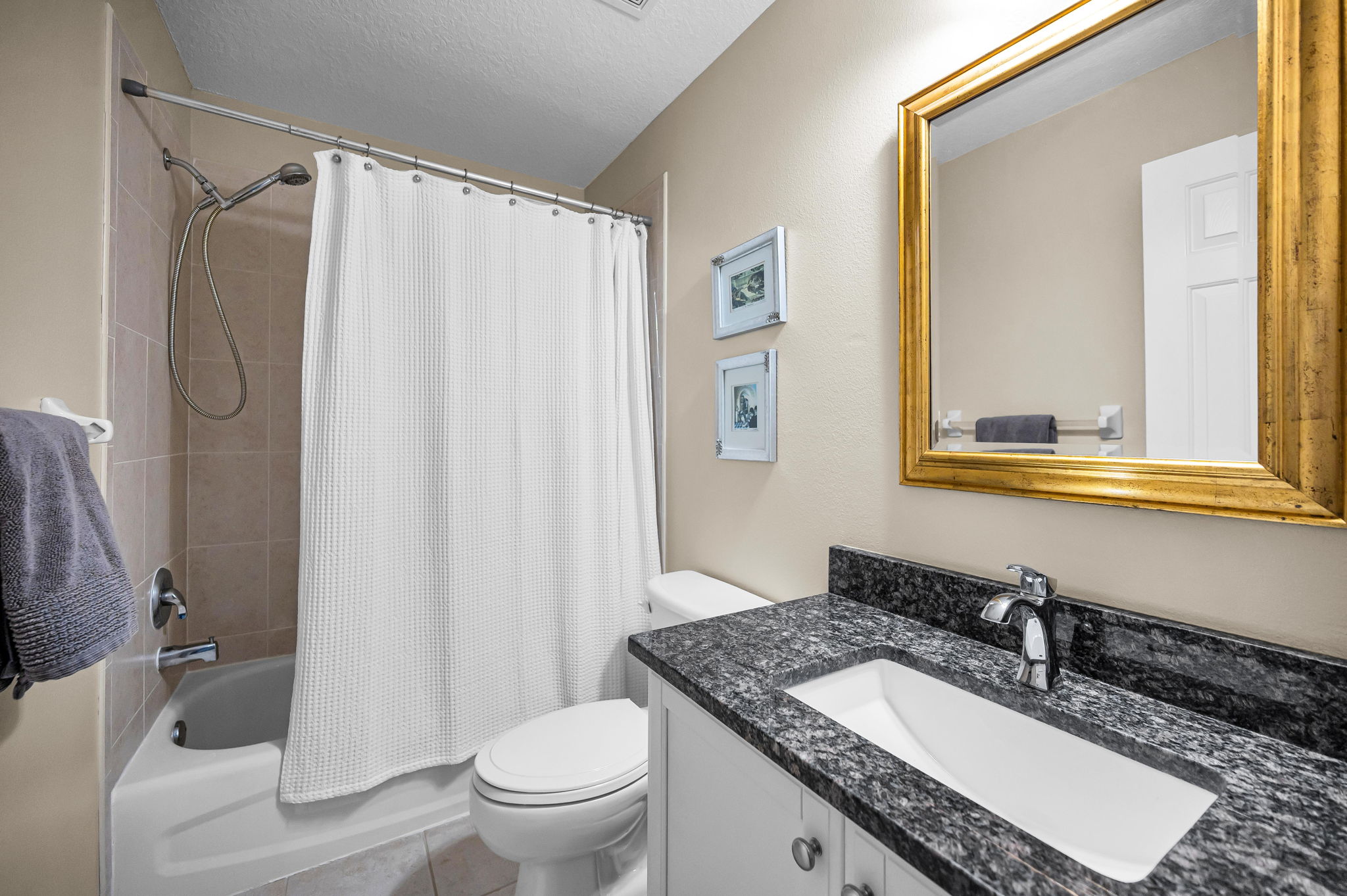 Upper Level Bonus Room1b Bathroom