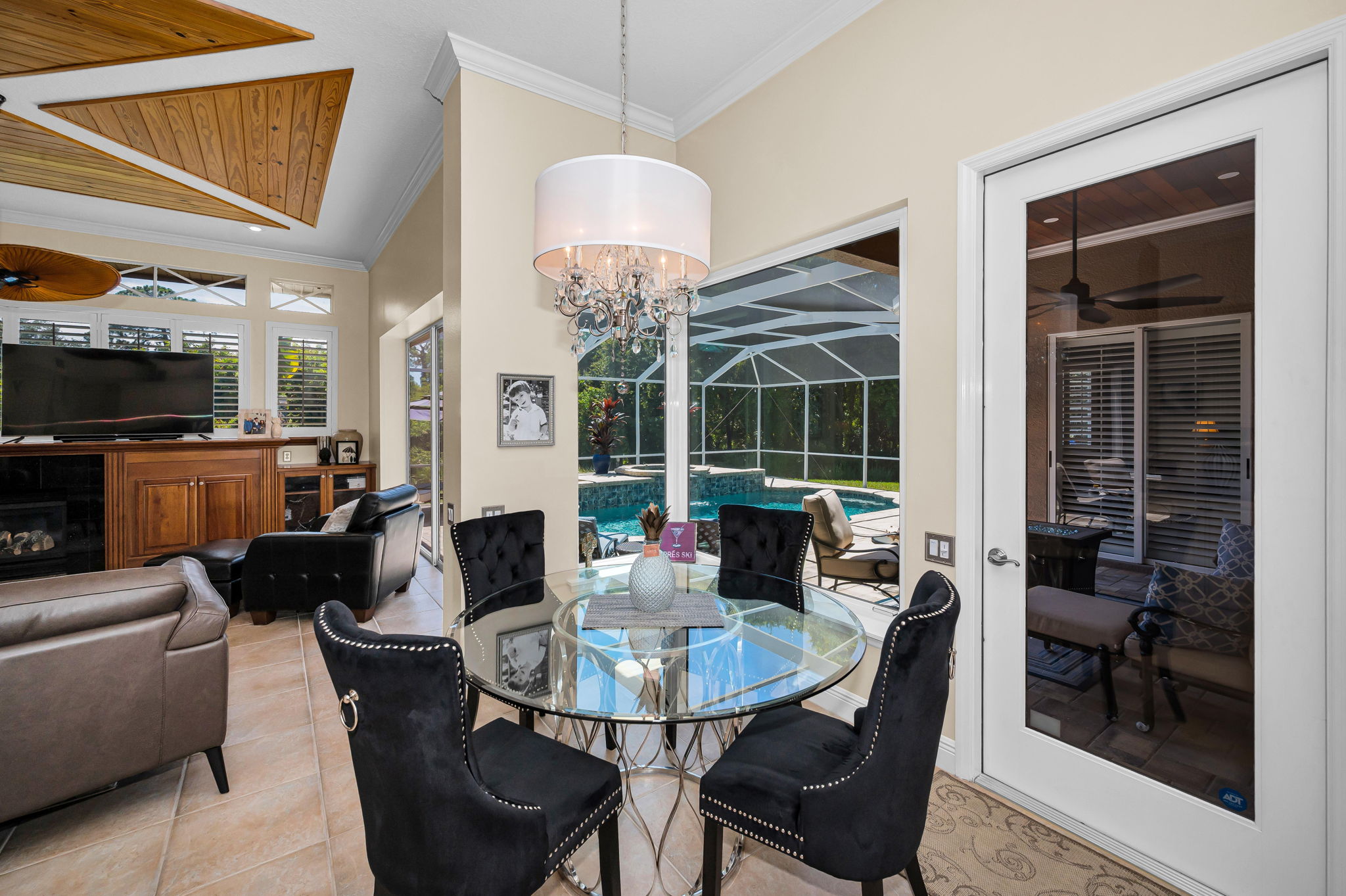 Kitchen Eat-in Area1