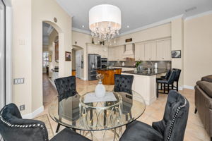 Kitchen Eat-in Area2