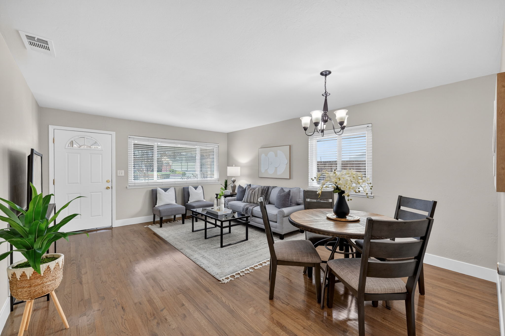 5029 Living Room / Dining Room 2