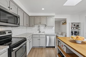 N Pine Ave-S2008-035.jpg