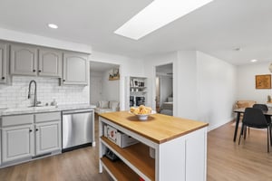 N Pine Ave-S2008-036.jpg