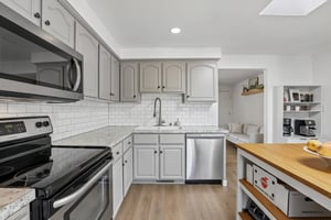 N Pine Ave-S2008-037.jpg