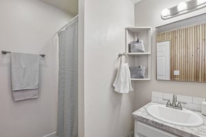 N Pine Ave-S2008-057.jpg