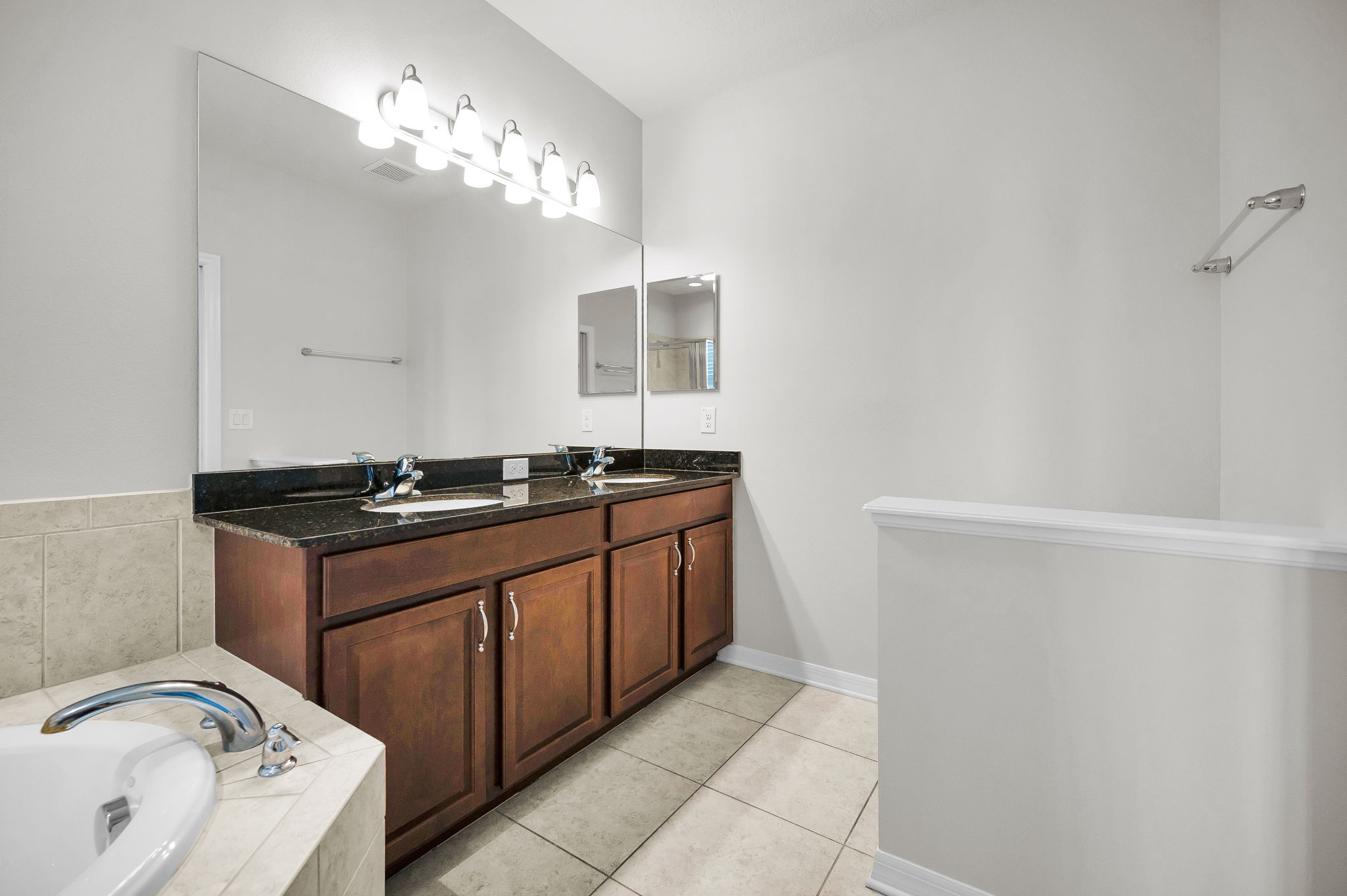Upper Level Primary Bathroom1c