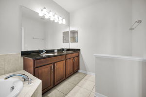 Upper Level Primary Bathroom1c