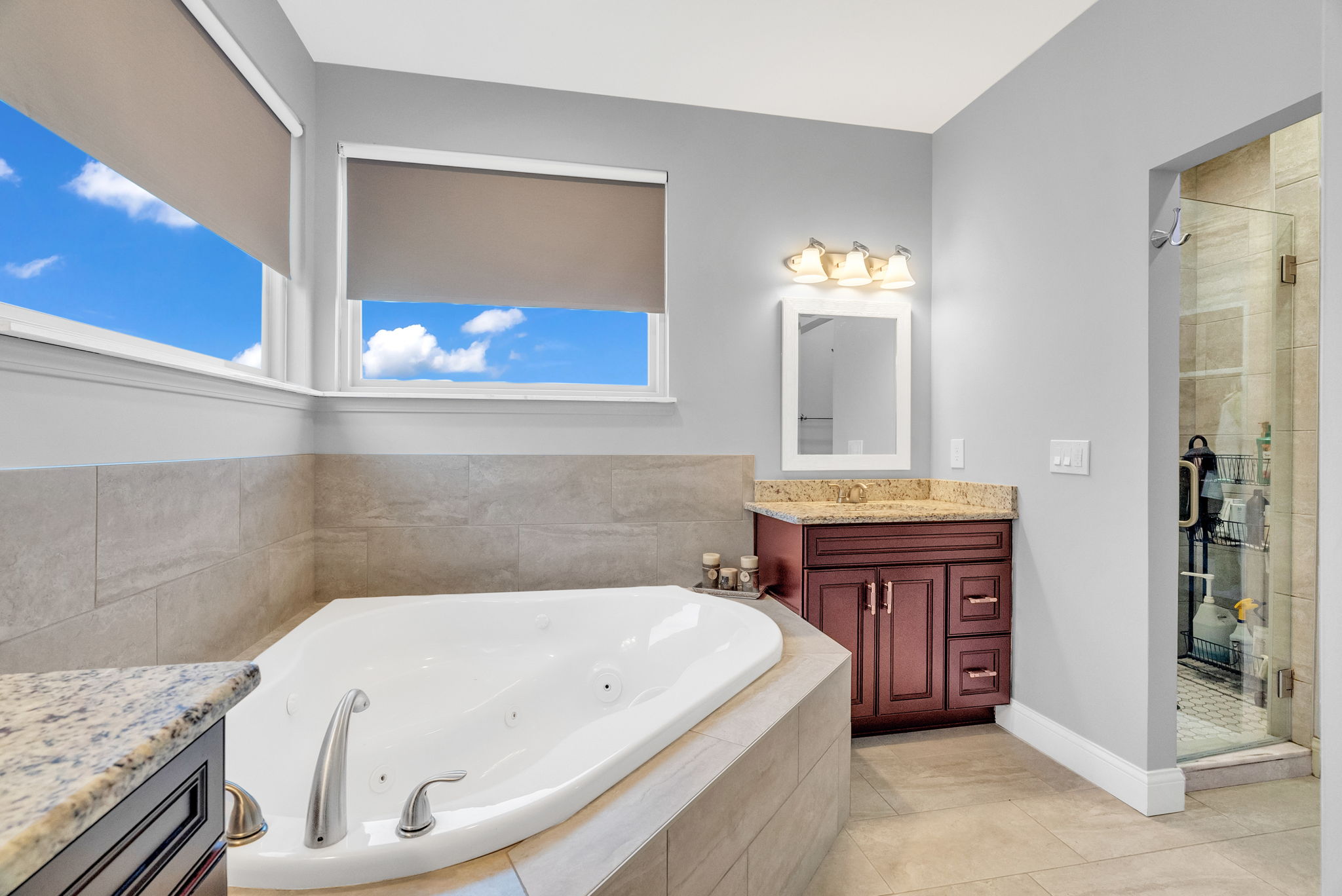 Corner jetted tub