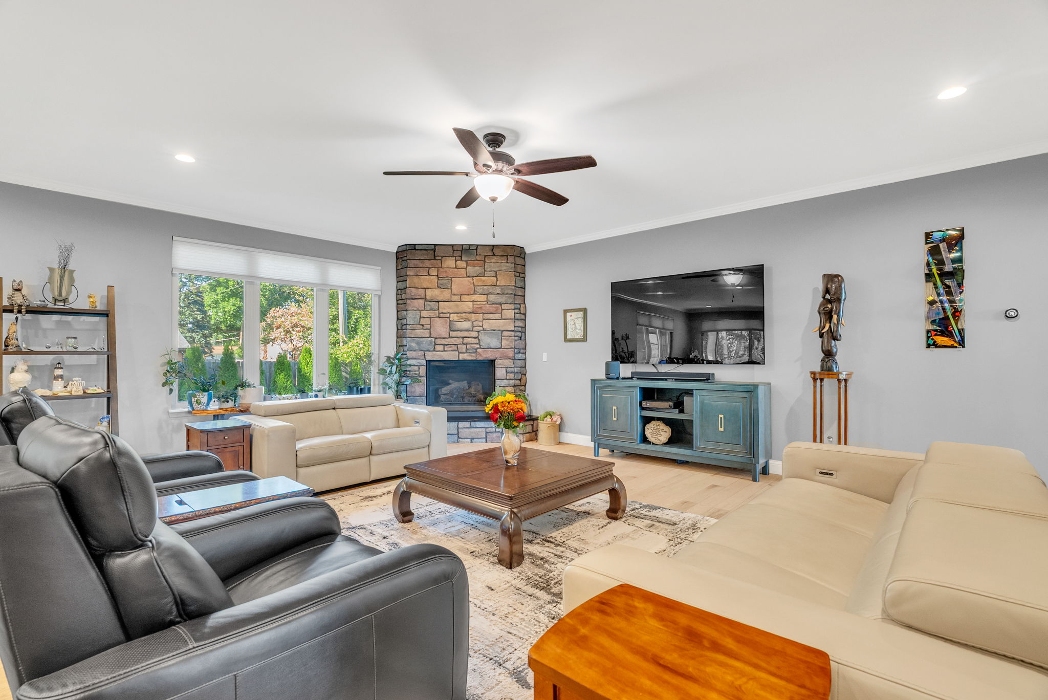 Greatromm with Gas fireplace