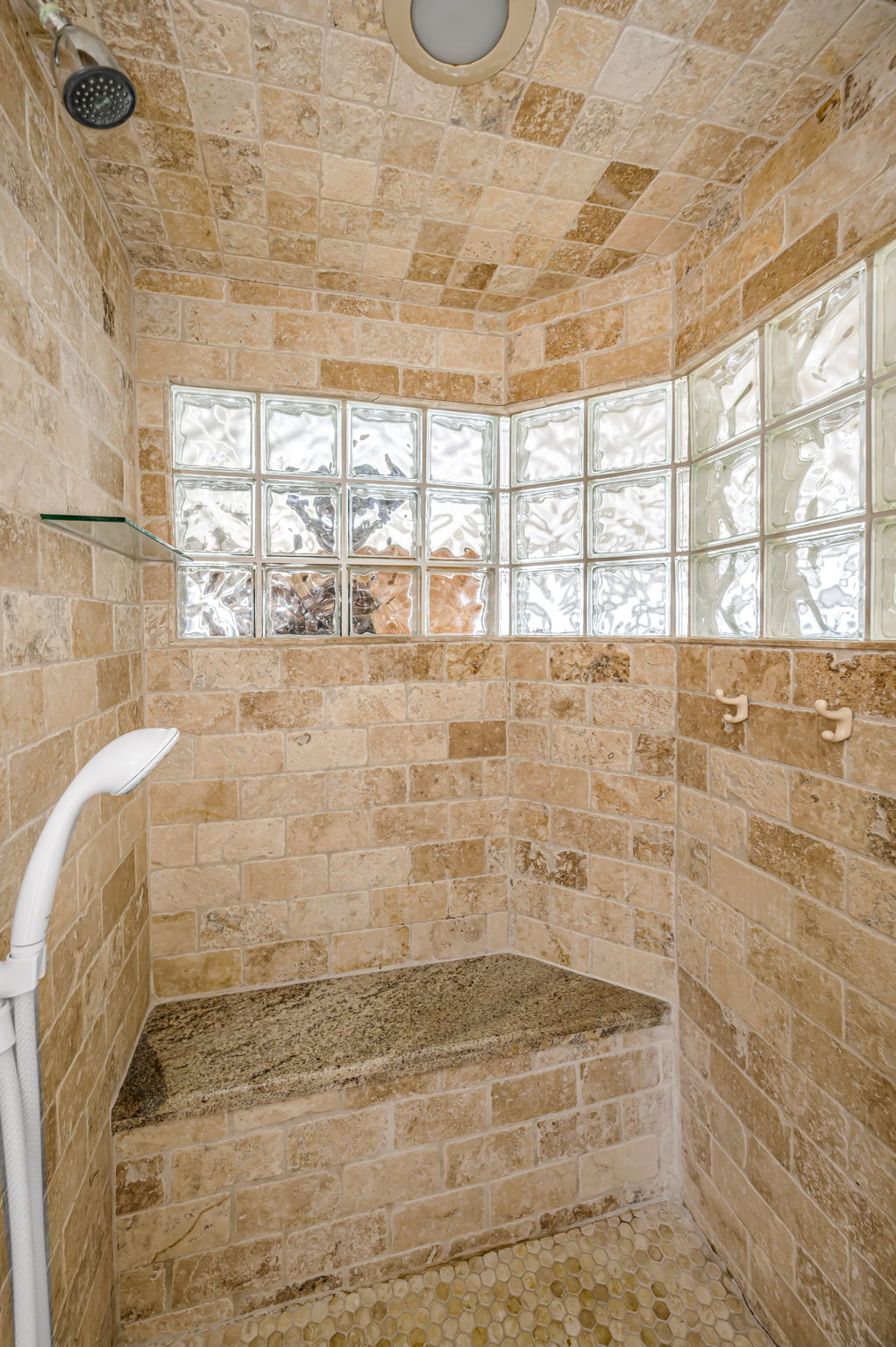 Upper Level Primary Bathroom1c