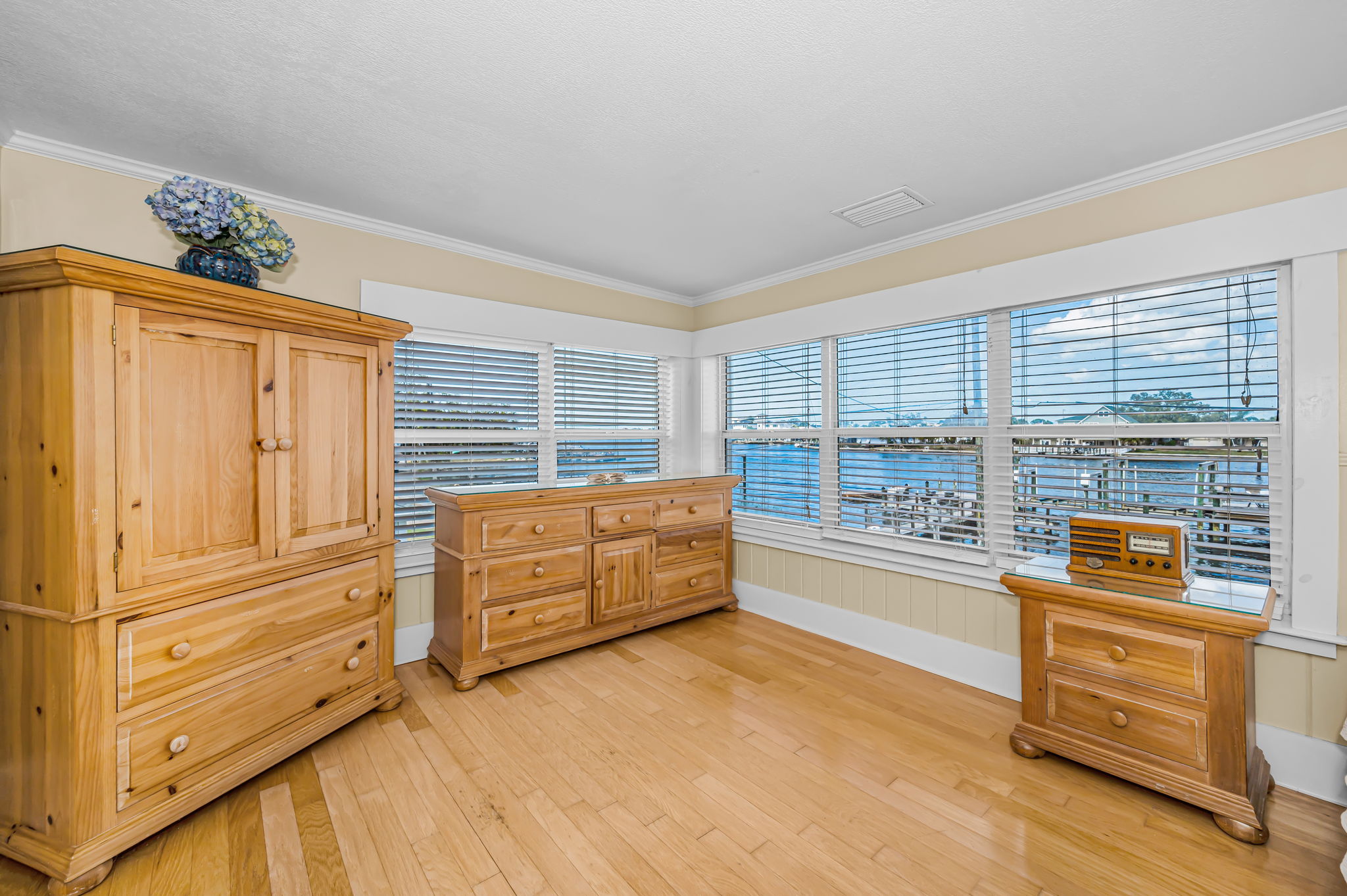 Upper Level Primary Bedroom1b