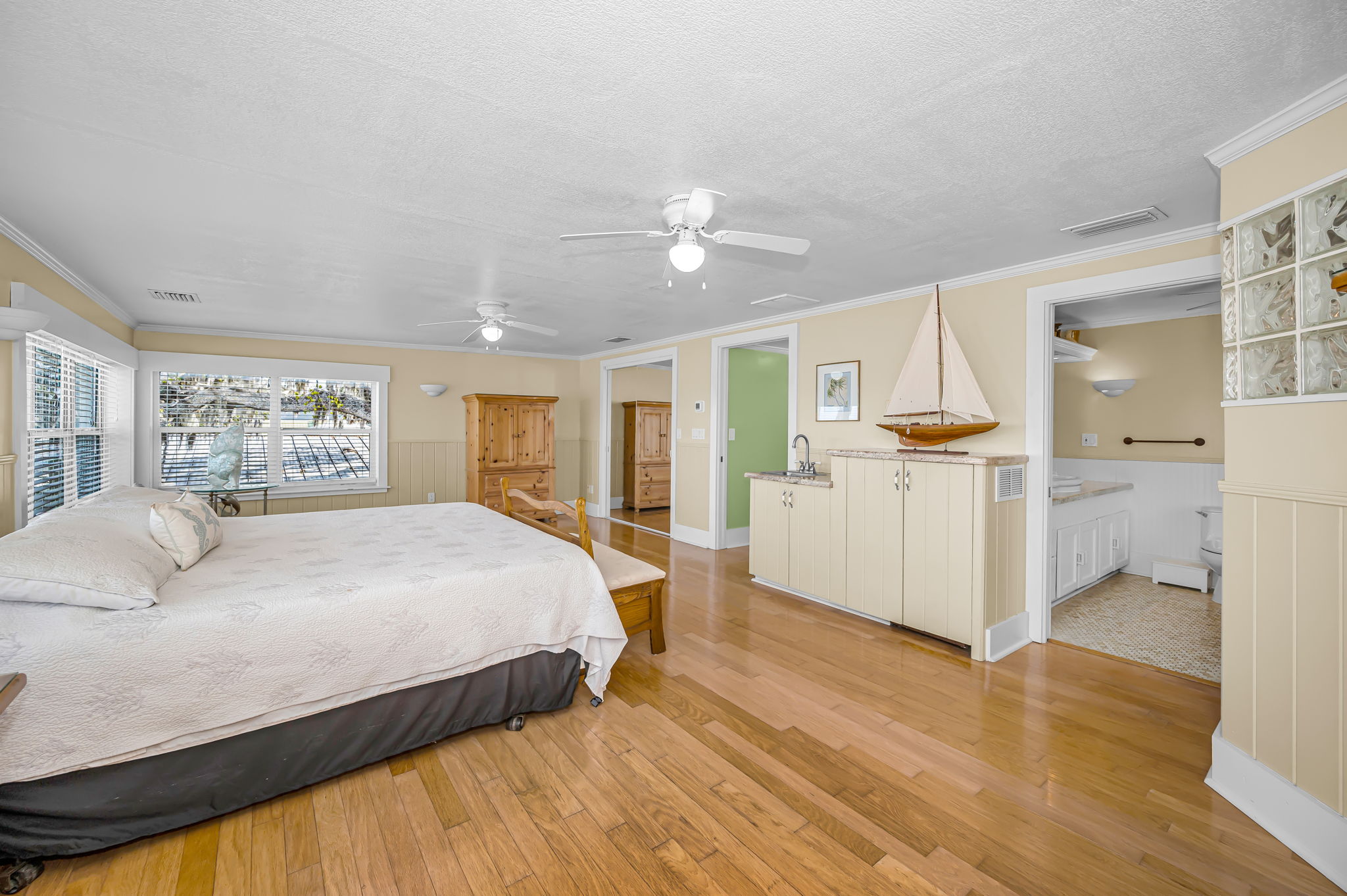 Upper Level Primary Bedroom1e