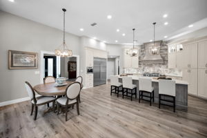 Kitchen Eat-in Area4