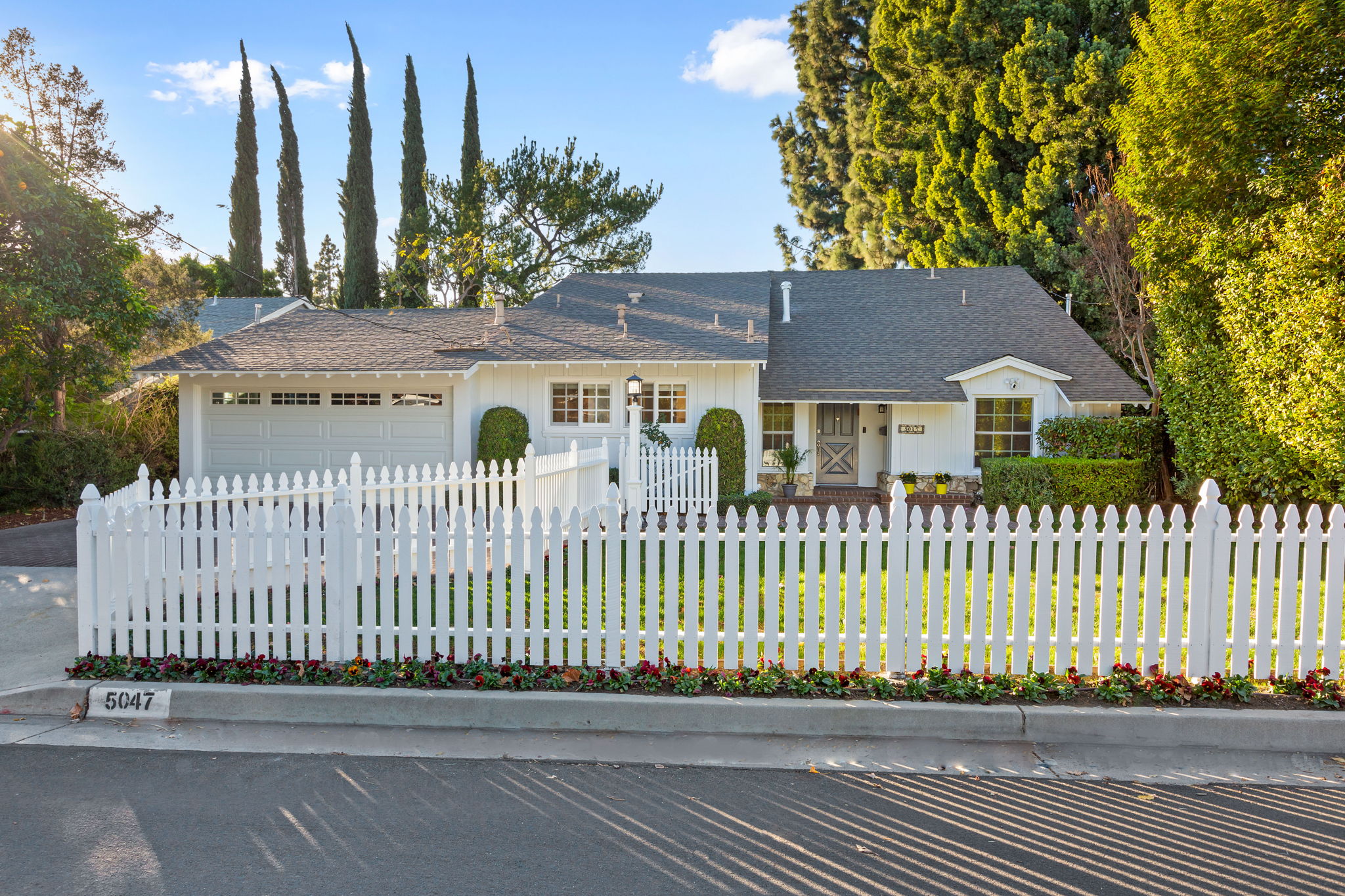  5047 Bellaire Ave, Los Angeles, CA 91607, US Photo 2