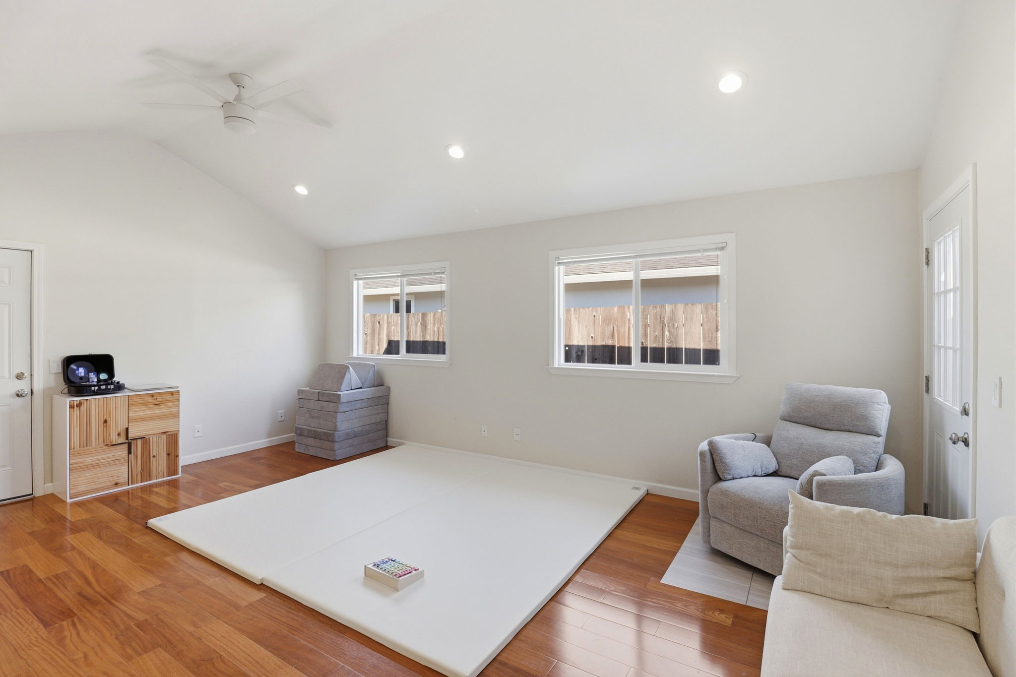 013_F8_505 Hiller St Belmont,