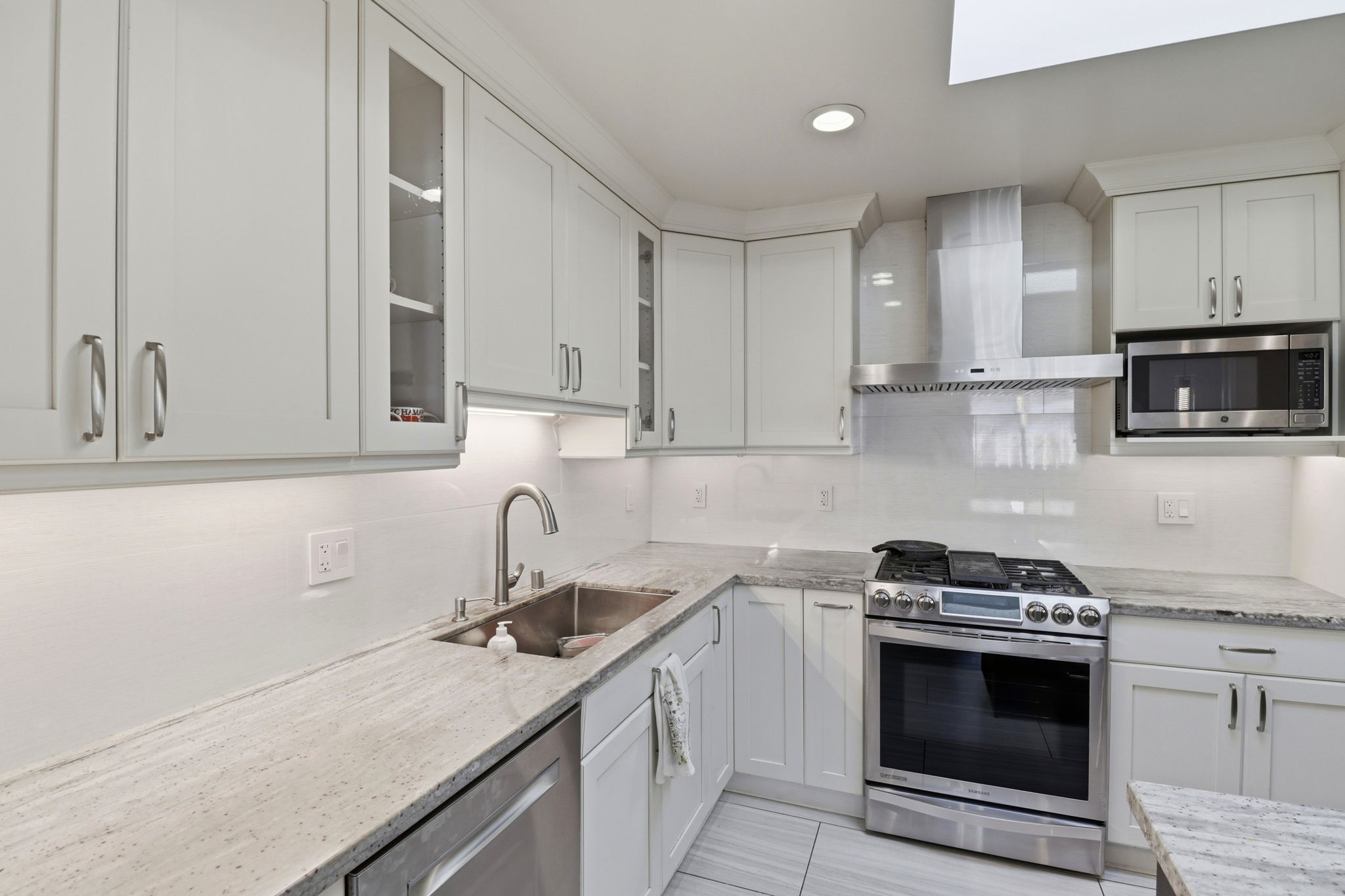 018_F8_505 Hiller St Belmont,