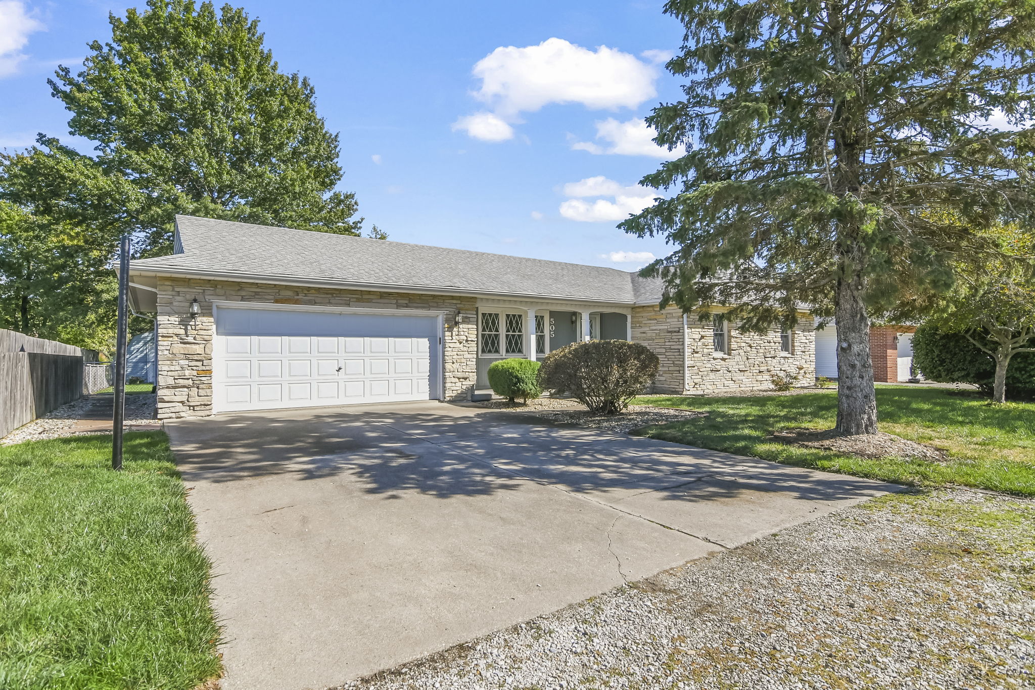 505 Red Bud Ln, Auburn, IL 62615 Design Eyes Photography