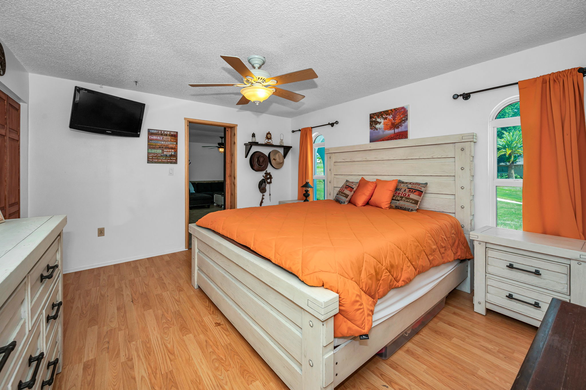 Primary Bedroom1b