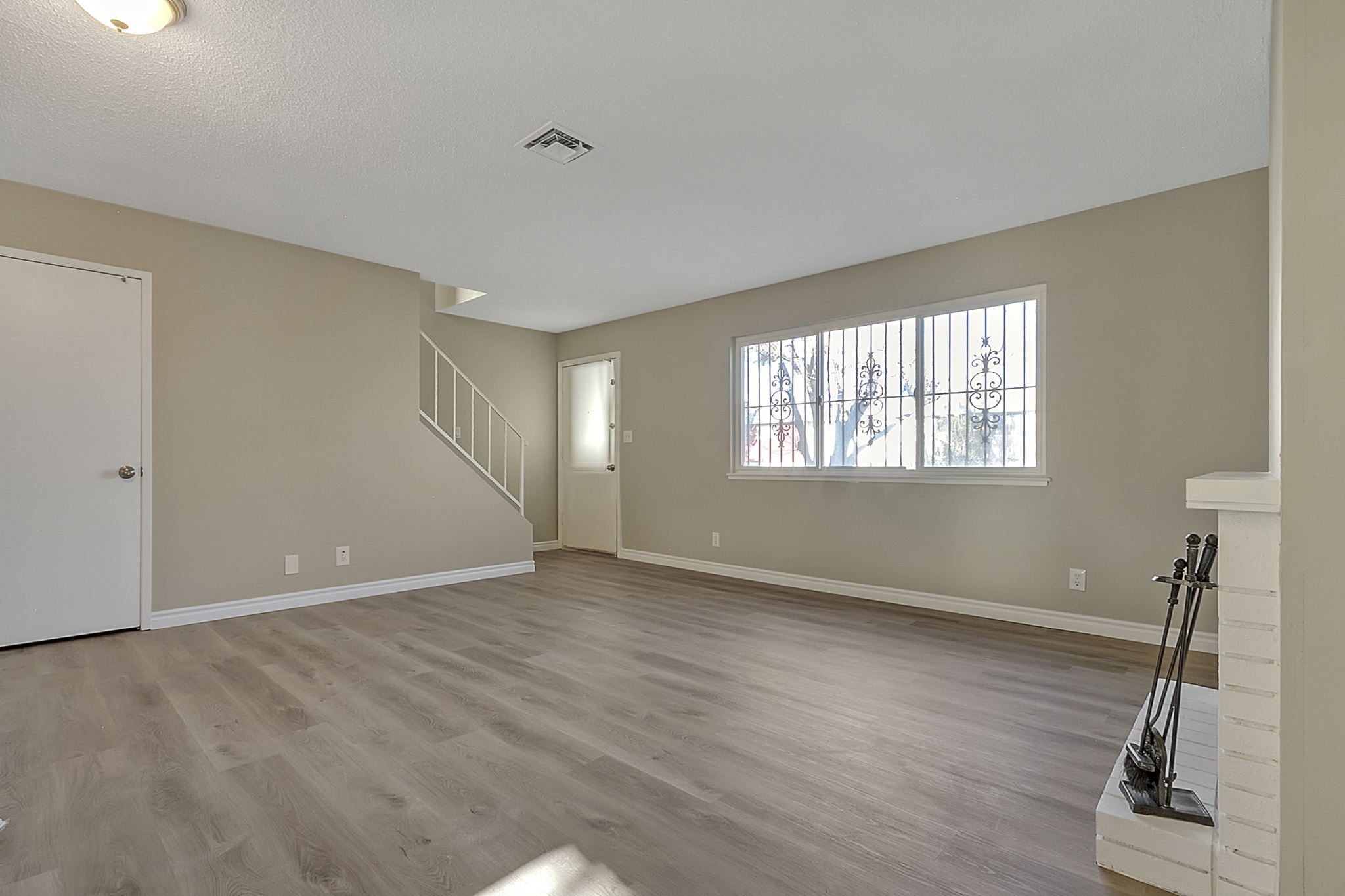506 Greenbriar Townhouse Way, Las Vegas, NV 89121, USA Photo 5