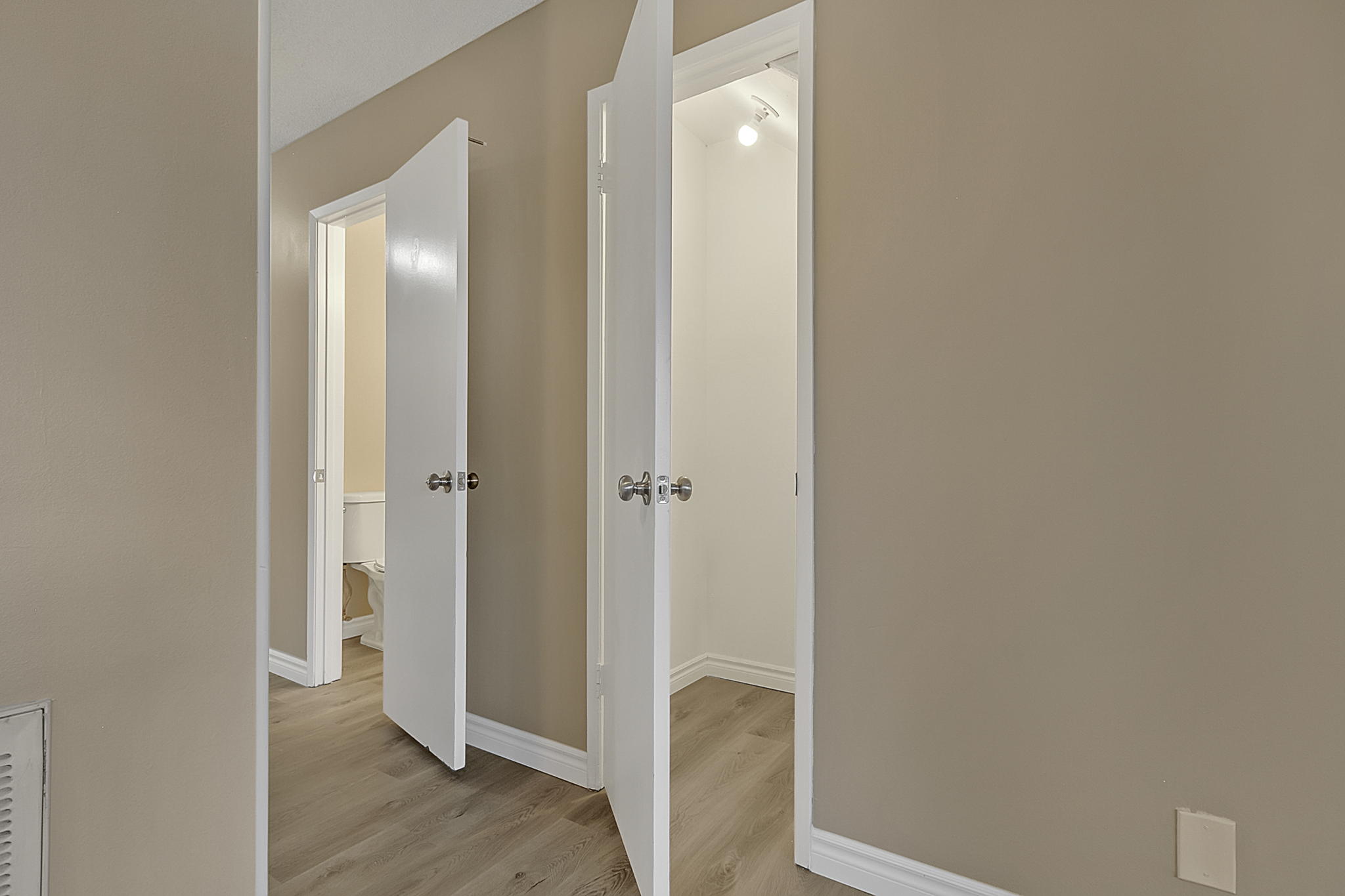 506 Greenbriar Townhouse Way, Las Vegas, NV 89121, USA Photo 7