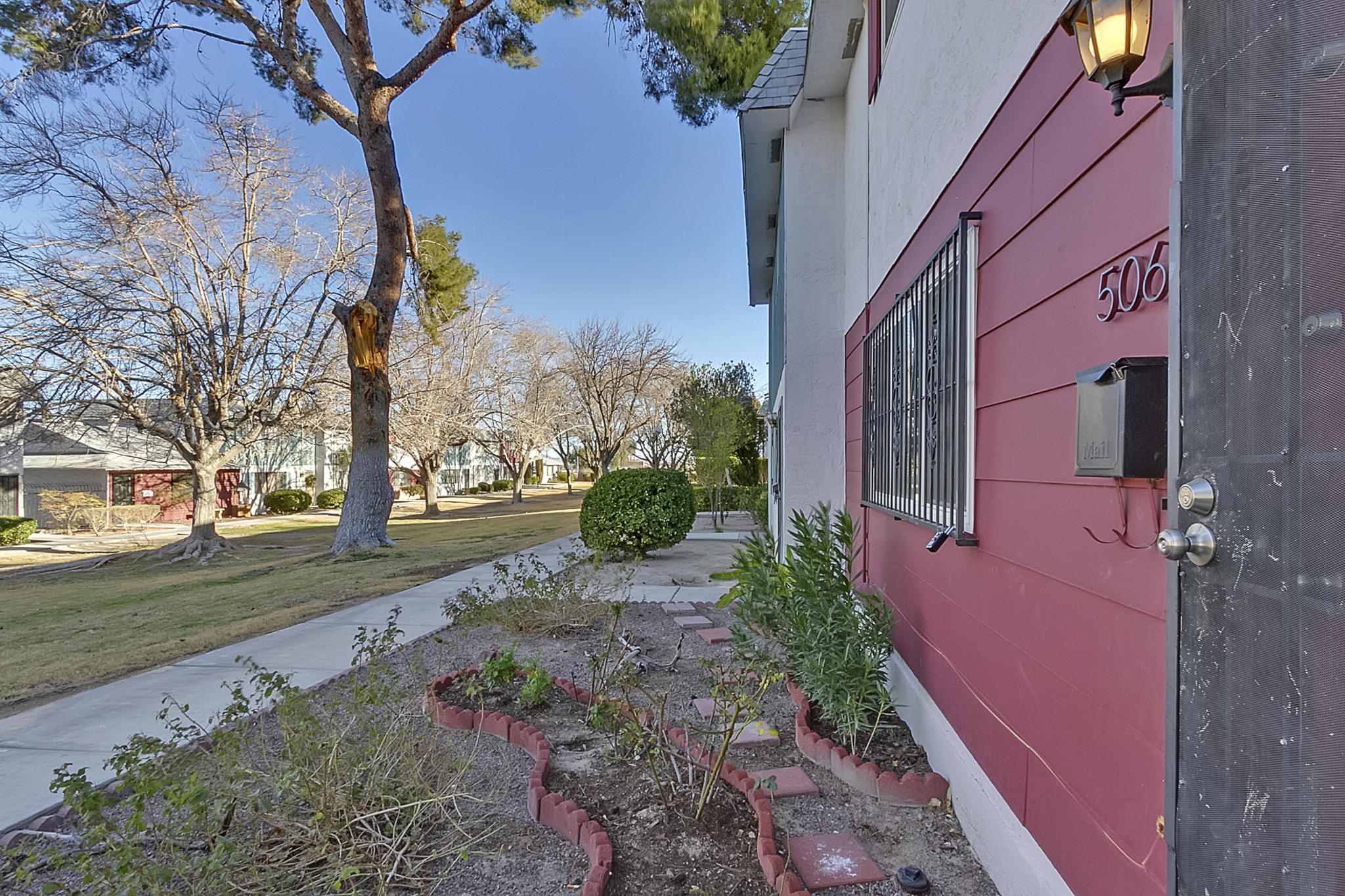 506 Greenbriar Townhouse Way, Las Vegas, NV 89121, USA Photo 4