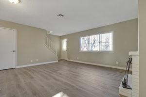 506 Greenbriar Townhouse Way, Las Vegas, NV 89121, USA Photo 4