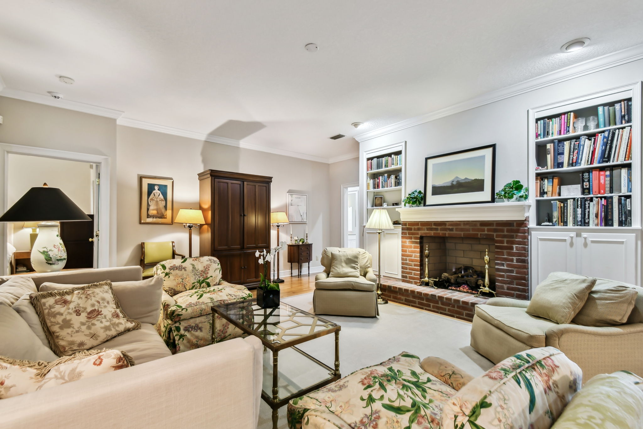 Crown molding and solid oak hardwood floors