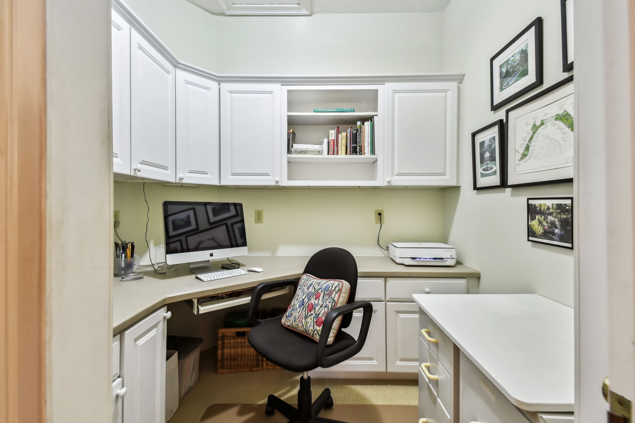 Study/Office has great storage