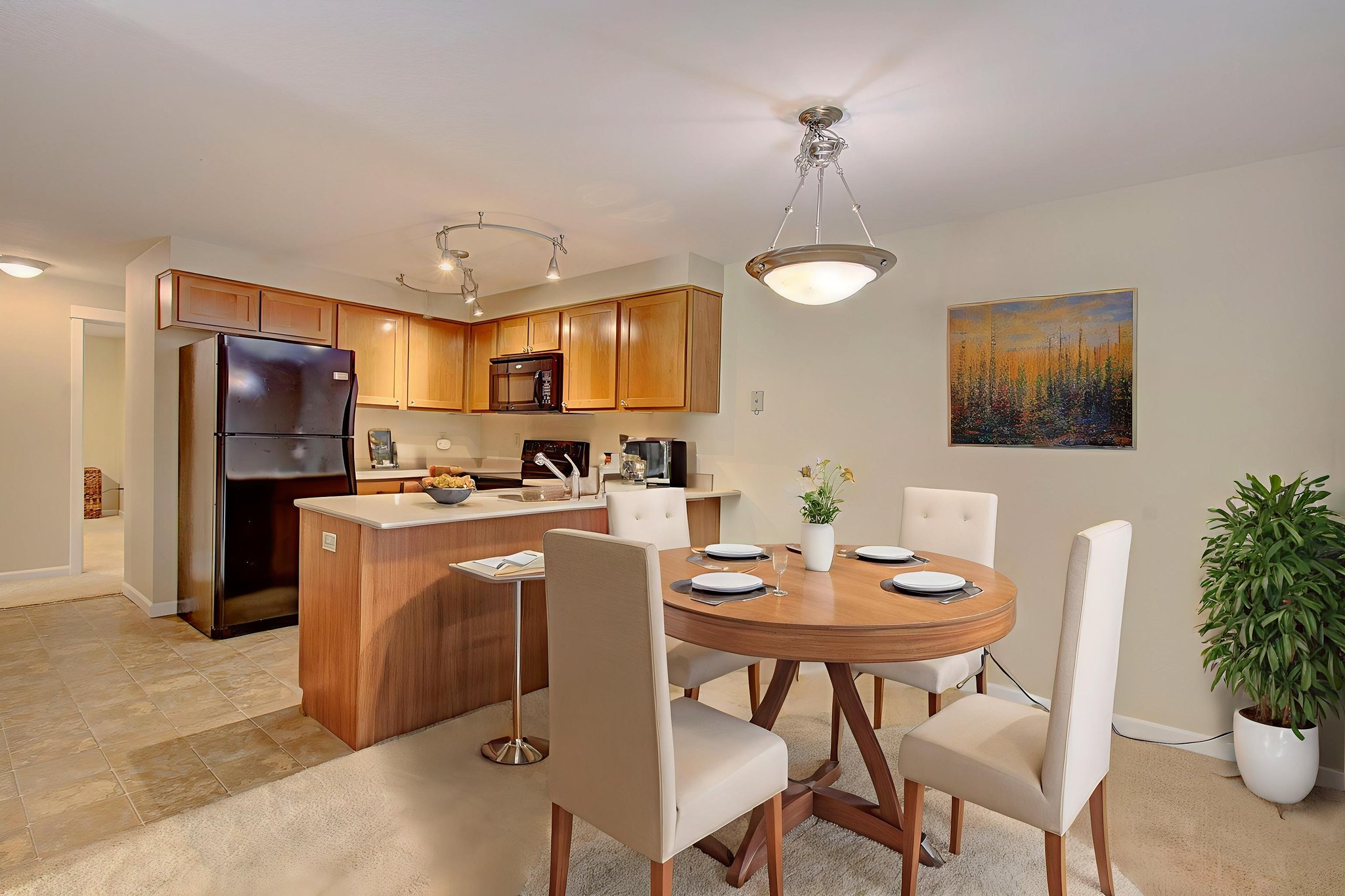 02 dining area - kitchen virtually staged.jpeg