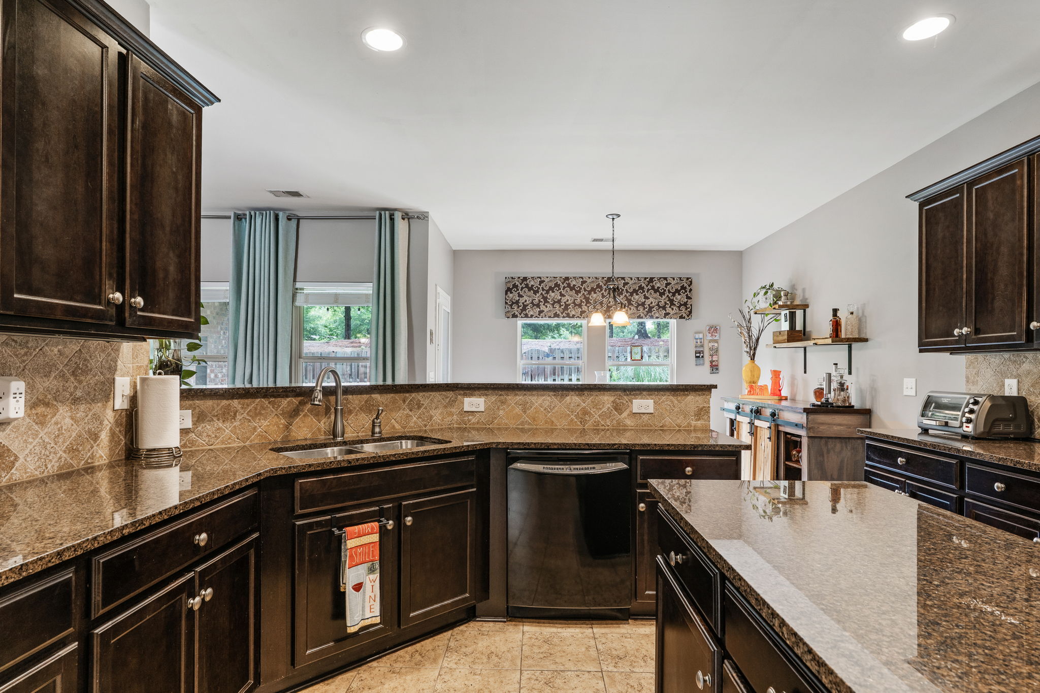 Gorgeous Eat-In Kitchen