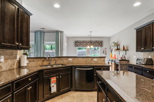 Gorgeous Eat-In Kitchen