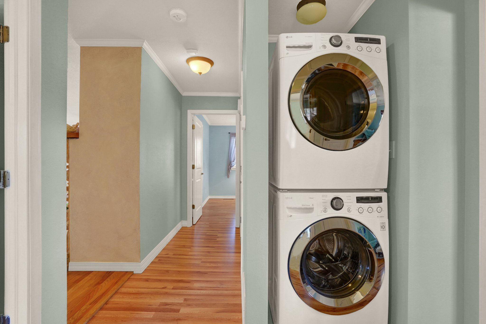 Clothes washer and GAS dryer stay.
