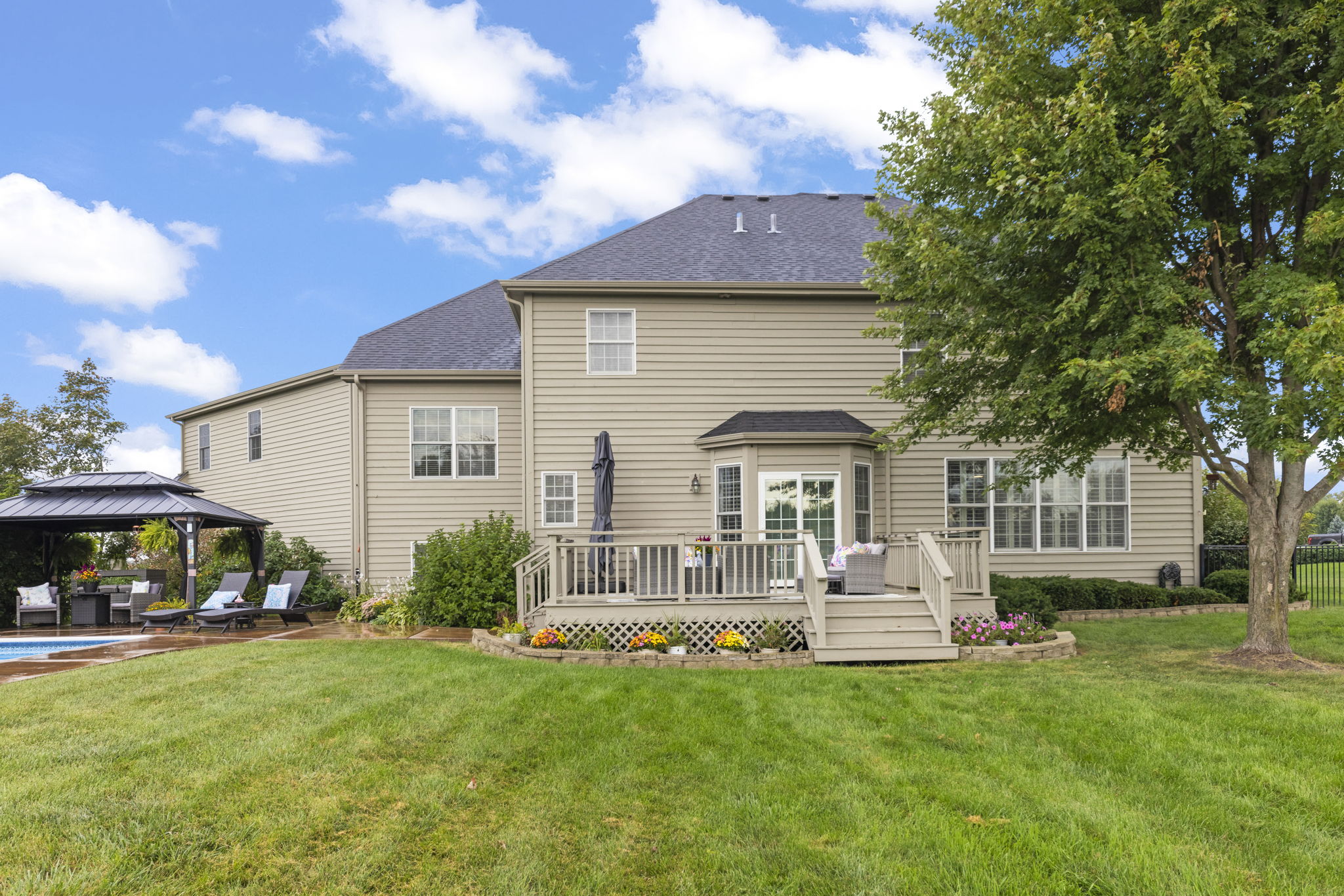 https://cdn.aryeo.com/listings/5085-half-round-rd-oswego-il-60543-28876456/resized/medium/medium-01a0aa37-9339-7375-8664-2e5a6e5474c3.jpeg