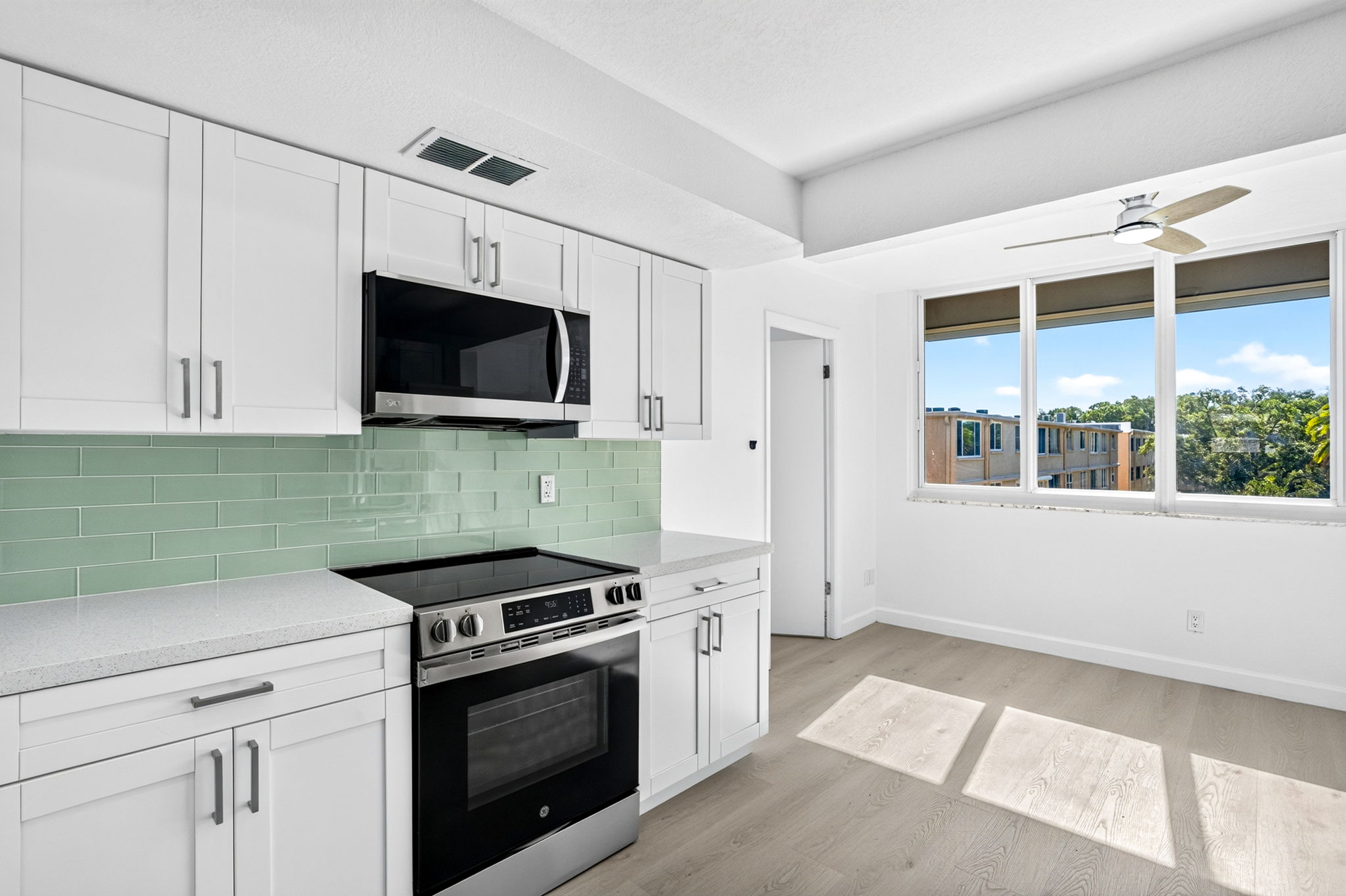 Kitchen 4 of 8