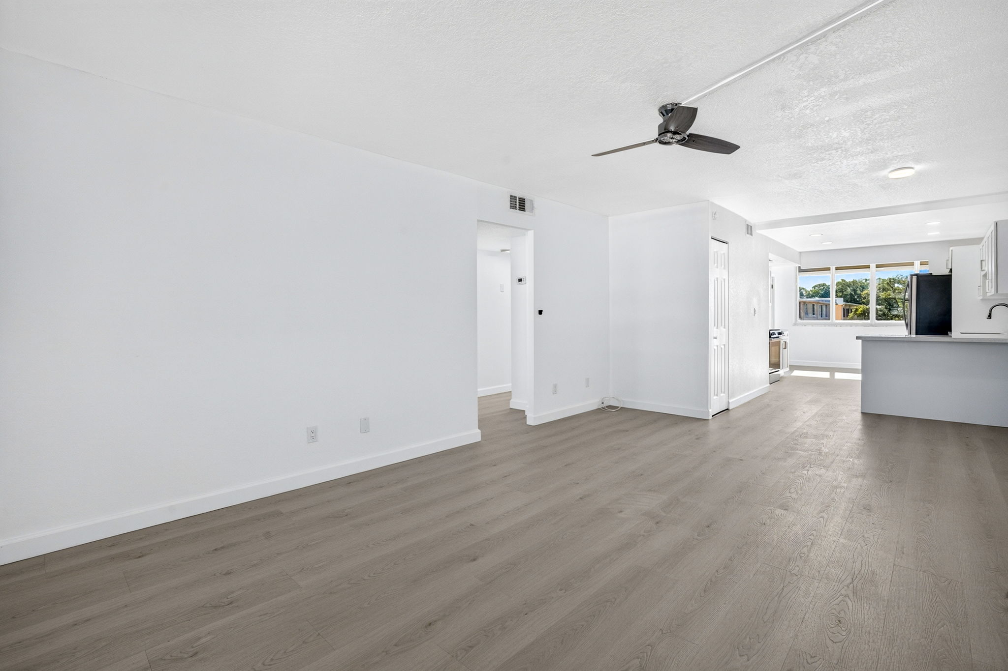 Living Room 3 of 5