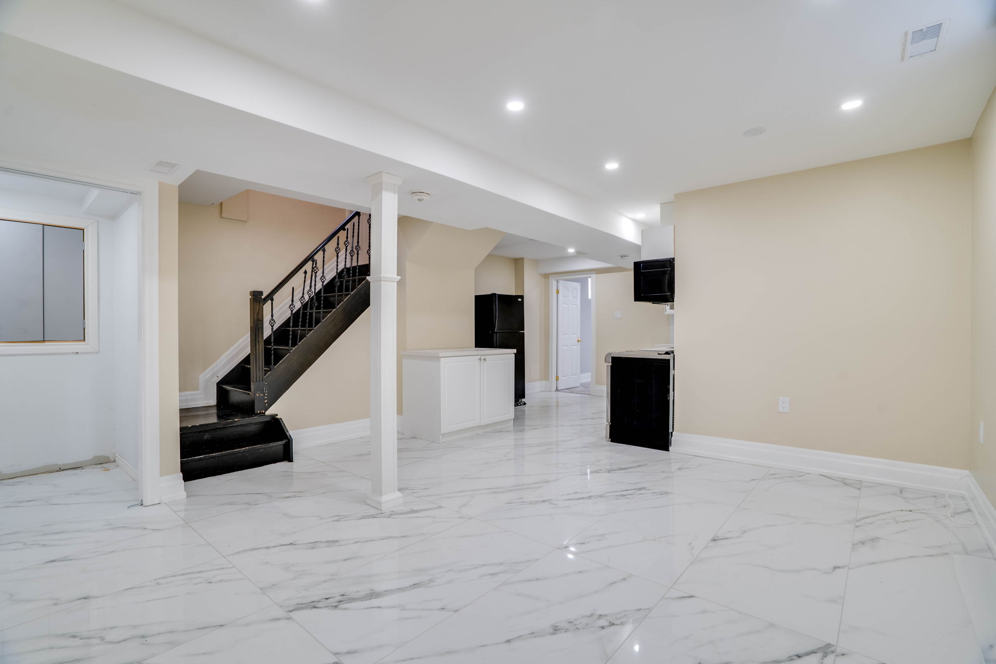 51 Foxwell St Toronto, ON M6N 1Y9