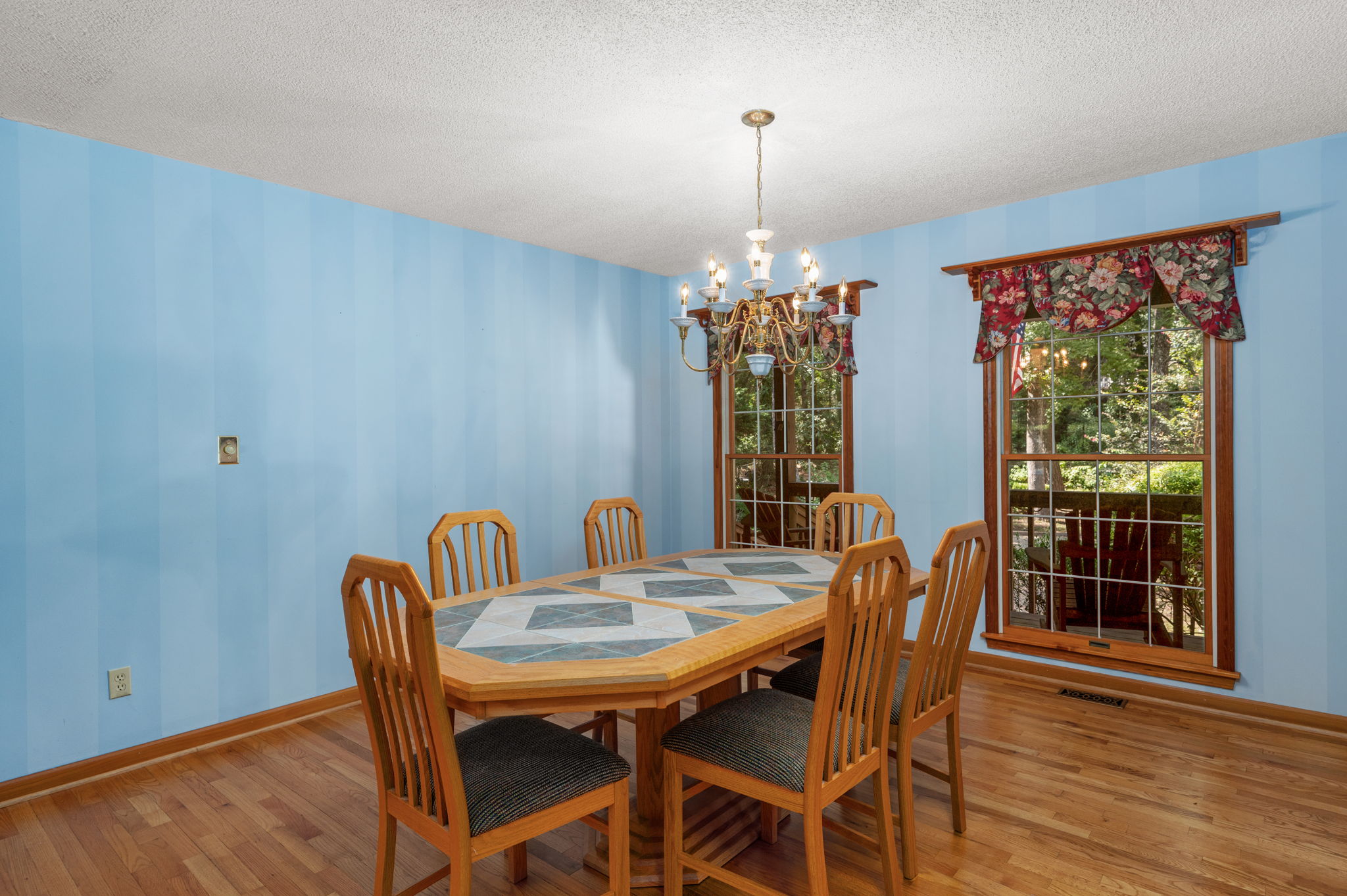 51-Hickory-Trail-Dining