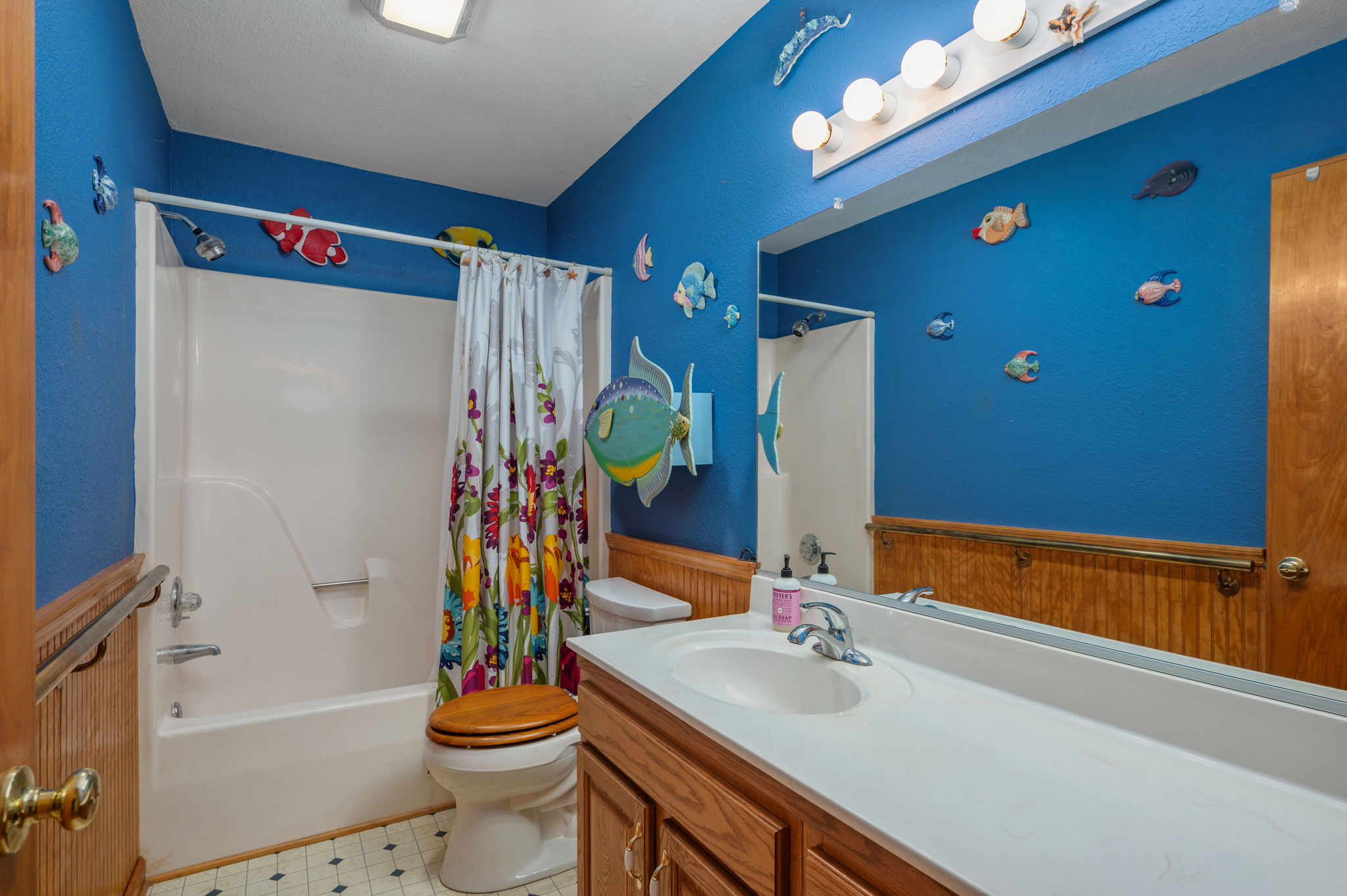 51-Hickory-Trail-Hall-Bath