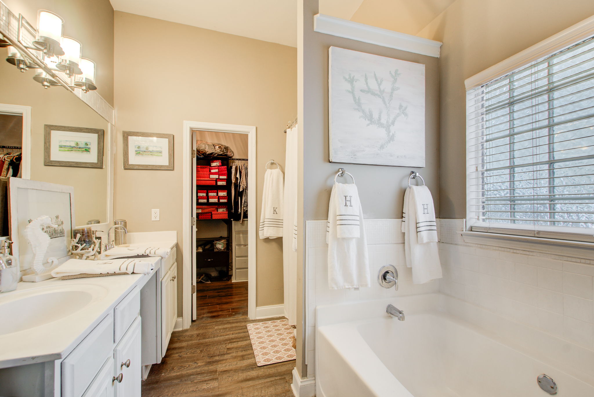 25 Main BR En Suite A w Closet View