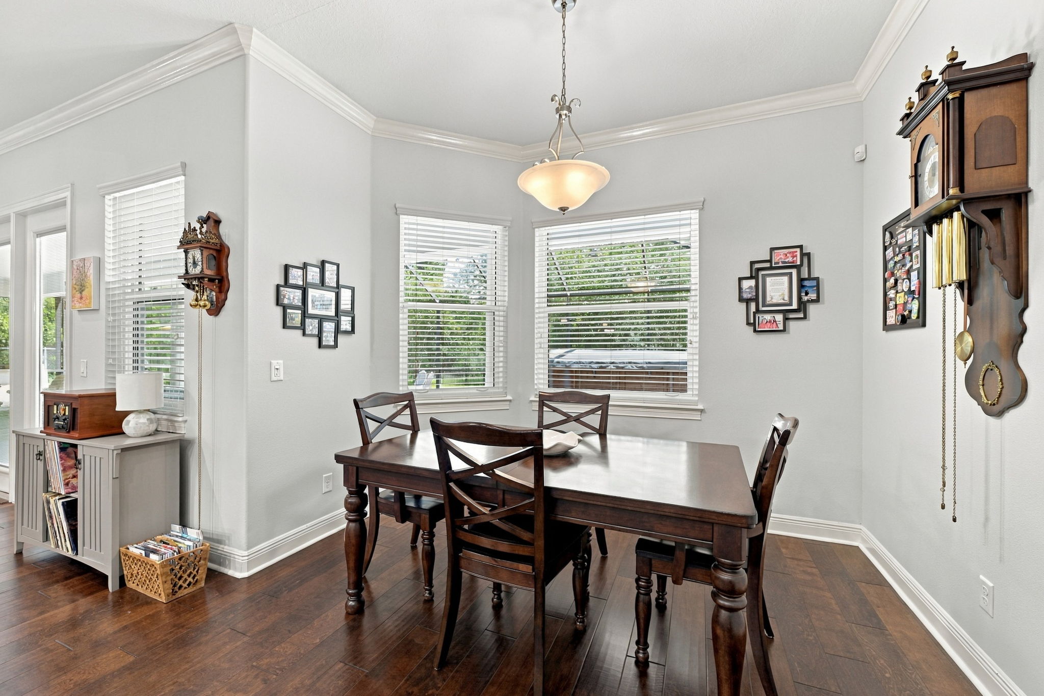 Kitchen Eat-in Area1