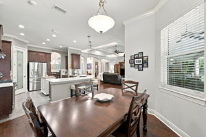 Kitchen Eat-in Area2