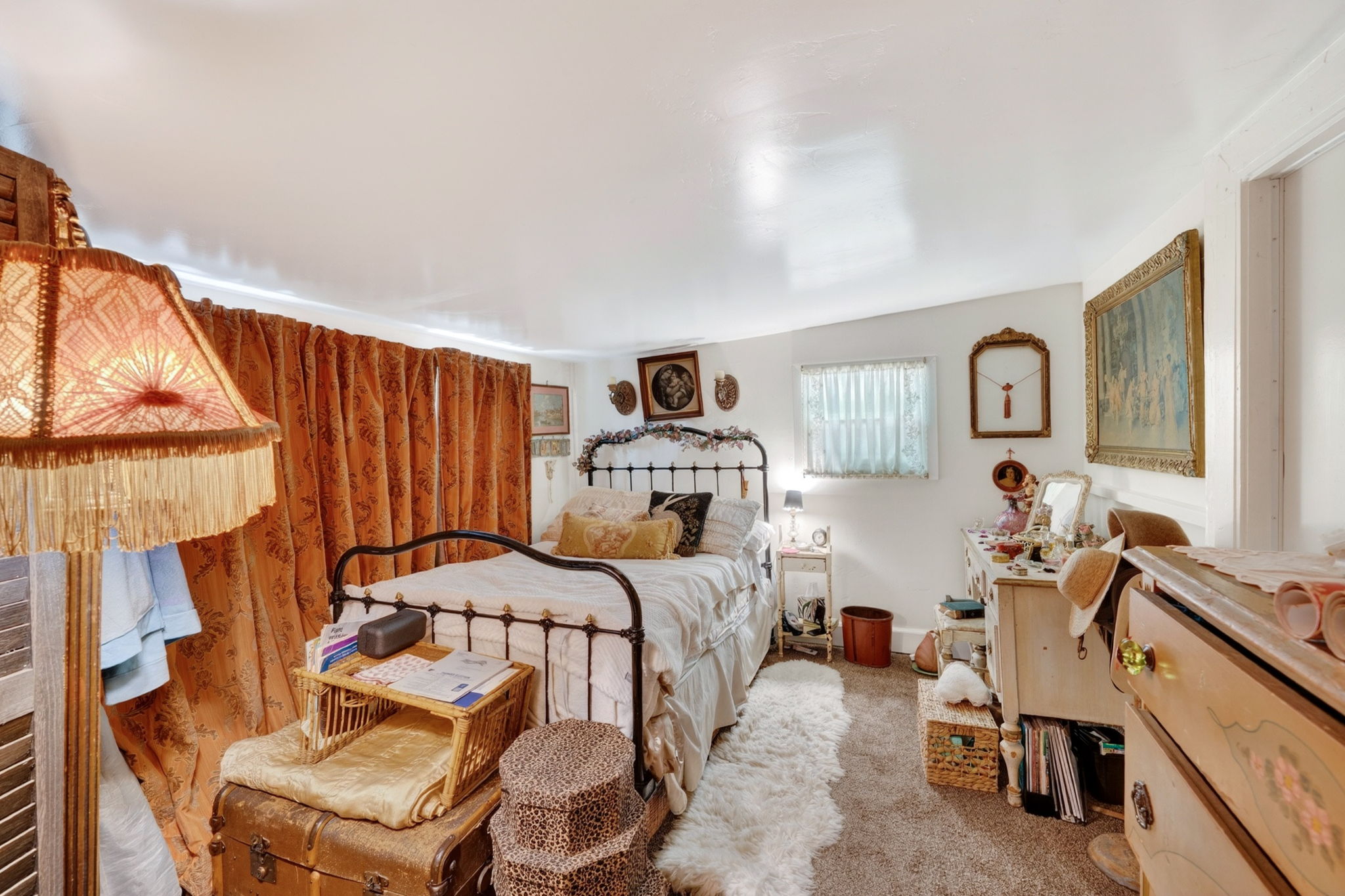 512 Howard St bedroom.