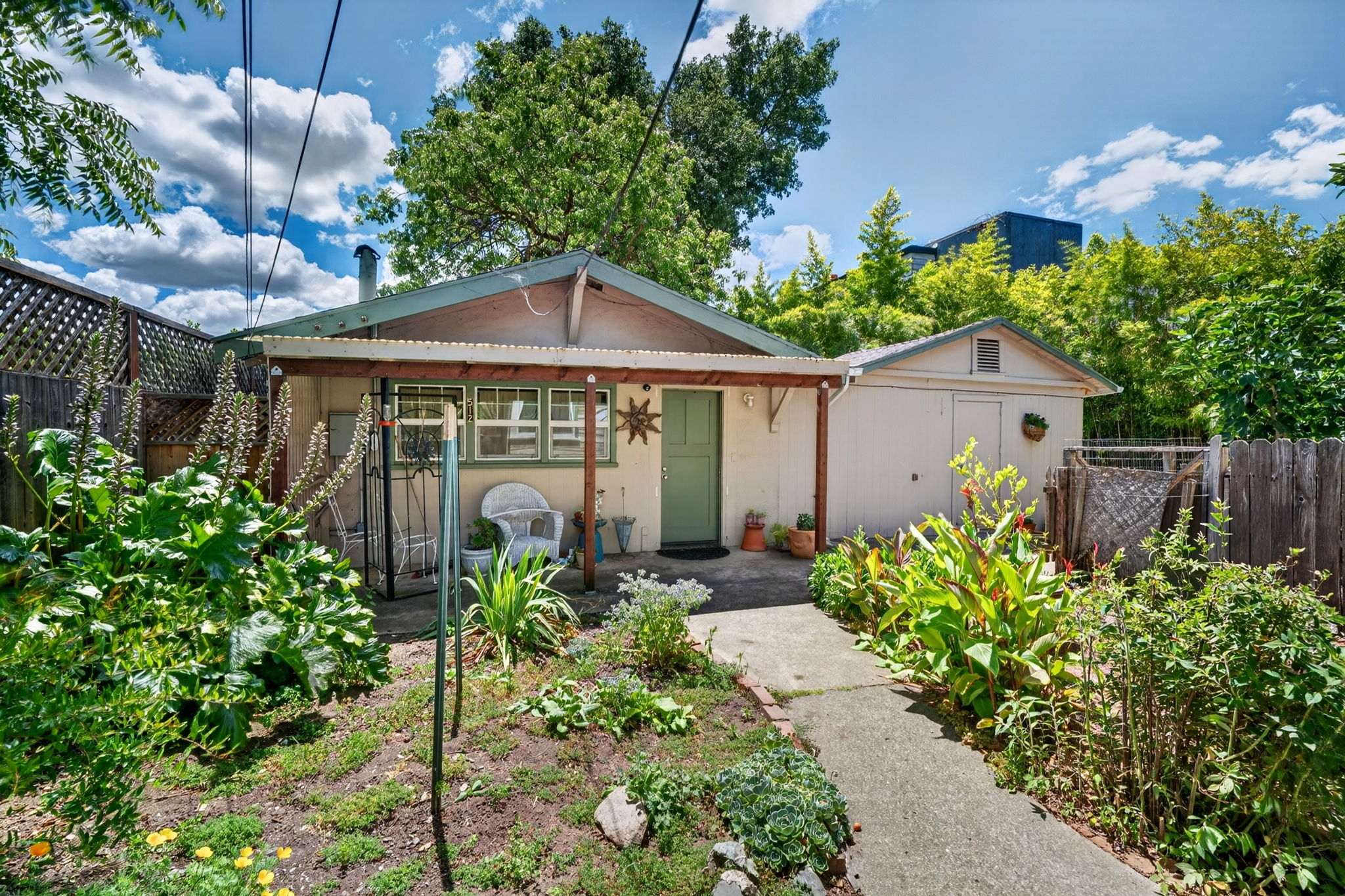 The second unit.  512 Howard St.  It has separate electrical and gas meters.  Tenant also pays for their own internet.  They have a small yard to the right in the background and behind the fence.