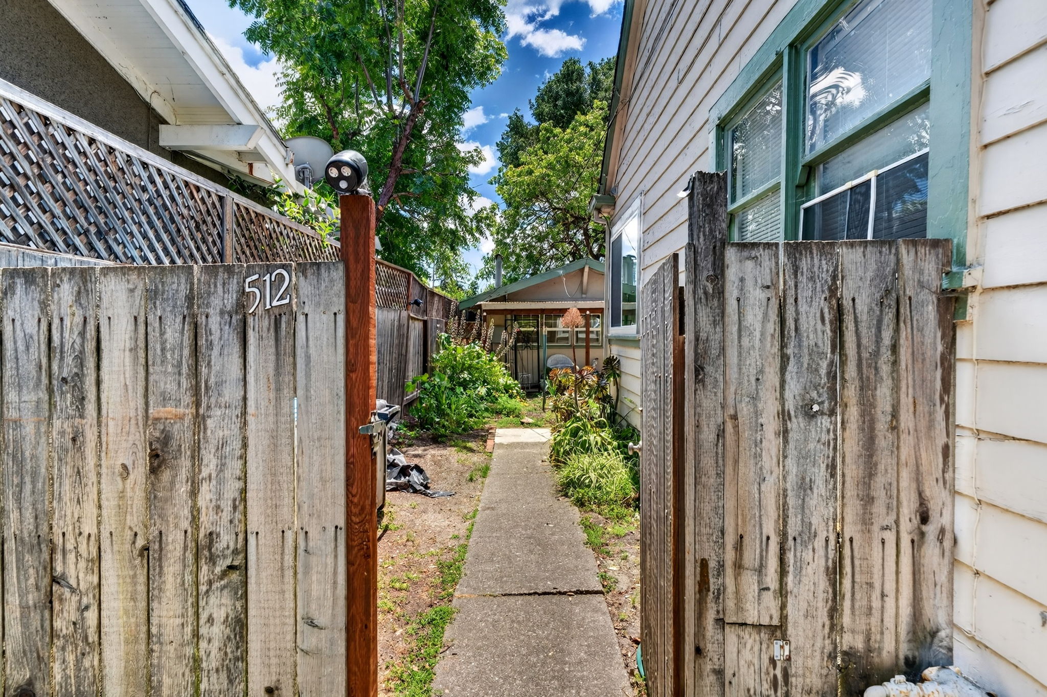 The side gate looking from the street towards 512 Howard St and the backyard for 510 Howard St.